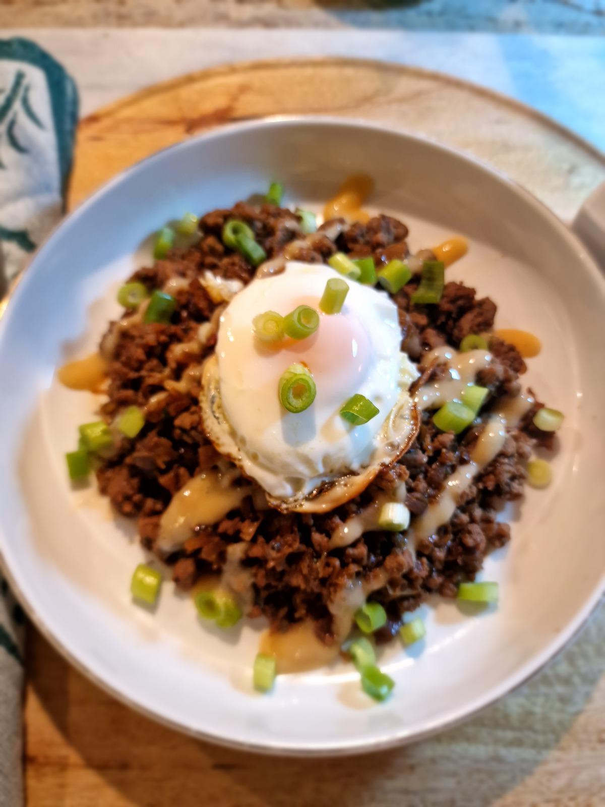 Quick and Flavorful Weeknight Beef Stir Fry with Cabbage and Sriracha Mayo